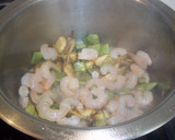 Foto del paso 6 de la receta: Arroz seco con caldo de pescado, gamba pelada, judías y alcachofas