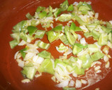 Foto del paso 1 de la receta: Atún rojo con calabacines y aceitunas en fritada