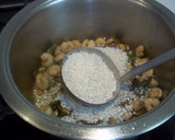 Foto del paso 10 de la receta: Arroz seco con caldo de pescado, gamba pelada, judías y alcachofas