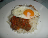 Foto del paso 4 de la receta: Arroz con ternera en salsa de tomate y huevo frito