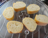 Foto del paso 1 de la receta: Pan tostado a la albahaca