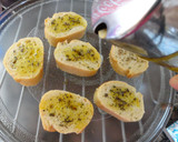 Foto del paso 2 de la receta: Pan tostado a la albahaca