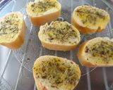 Foto del paso 3 de la receta: Pan tostado a la albahaca