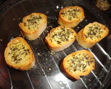Foto del paso 4 de la receta: Pan tostado a la albahaca