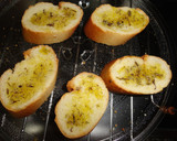 Foto del paso 3 de la receta: Pan tostado a las finas hierbas