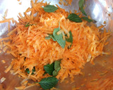 Foto del paso 2 de la receta: Ensalada de zanahorias y mandarinas con menta