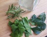 Foto del paso 1 de la receta: Aceite de oliva con hierbas y bayas