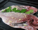 Foto del paso 2 de la receta: Dorada con hojas de lima y jengibre