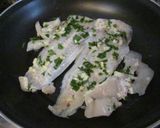 Foto del paso 3 de la receta: Merluza a la plancha con arroz blanco especiado