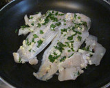 Foto del paso 3 de la receta: Merluza a la plancha con arroz blanco especiado
