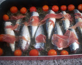 Foto del paso 3 de la receta: Sardinas al horno con tomates cereza y jamón ibérico al cava