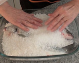 Foto del paso 3 de la receta: Lubina a la sal con salsa de almendras
