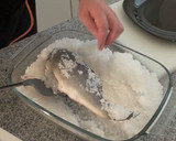 Foto del paso 4 de la receta: Lubina a la sal con salsa de almendras