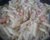 Foto del paso 1 de la receta: Plumas con gambas y vino al ajillo