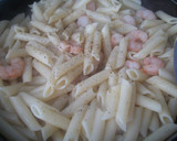 Foto del paso 1 de la receta: Plumas con gambas y vino al ajillo