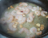 Foto del paso 2 de la receta: Plumas con gambas y vino al ajillo
