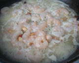 Foto del paso 3 de la receta: Plumas con gambas y vino al ajillo