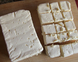 Foto del paso 1 de la receta: Queso feta y tomatitos en aceite de albahaca