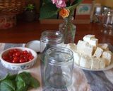 Foto del paso 2 de la receta: Queso feta y tomatitos en aceite de albahaca