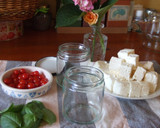 Foto del paso 2 de la receta: Queso feta y tomatitos en aceite de albahaca