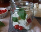 Foto del paso 3 de la receta: Queso feta y tomatitos en aceite de albahaca