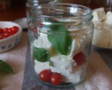 Foto del paso 3 de la receta: Queso feta y tomatitos en aceite de albahaca