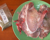 Foto del paso 3 de la receta: Chuletas de cerdo con cebolla caramelizada y salsa de mostaza