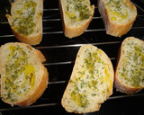 Foto del paso 2 de la receta: Pan tostado con ajo y perejil