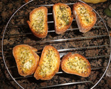 Foto del paso 3 de la receta: Pan tostado con ajo y perejil