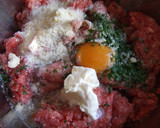 Foto del paso 2 de la receta: Hamburguesas de carne vacuna y salchichas rellenas