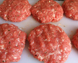 Foto del paso 4 de la receta: Hamburguesas de carne vacuna y salchichas rellenas