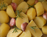 Foto del paso 1 de la receta: Patatas horneadas con huevos y ajos