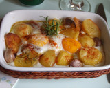 Foto del paso 3 de la receta: Patatas horneadas con huevos y ajos