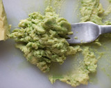 Foto del paso 3 de la receta: Langostinos sobre puré de aguacate con lima