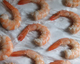 Foto del paso 5 de la receta: Langostinos sobre puré de aguacate con lima