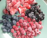 Foto del paso 1 de la receta: Mousse de frutos rojos con muesli de coco y bayas