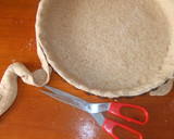 Foto del paso 2 de la receta: Tarta de cebollas dulces, queso de cabra y tomatitos con semillas de amapola