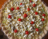 Foto del paso 5 de la receta: Tarta de cebollas dulces, queso de cabra y tomatitos con semillas de amapola