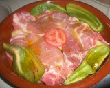 Foto del paso 2 de la receta: Chuletas de aguja de cerdo con pimientos verdes al horno