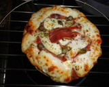 Foto del paso 3 de la receta: Pizzeta de jamón con queso al vino