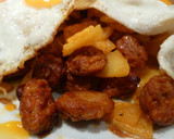 Foto del paso 3 de la receta: Huevos a la plancha con patatas y chistorra