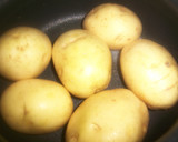 Foto del paso 1 de la receta: Patatas salteadas al eneldo