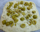 Foto del paso 1 de la receta: Focaccia con aceitunas rellenas