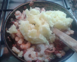 Foto del paso 2 de la receta: Patatas rellenas con gambas, jamón serrano y queso
