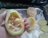 Foto del paso 3 de la receta: Patatas rellenas con gambas, jamón serrano y queso