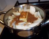 Foto del paso 3 de la receta: Montaditos de solomillo de ternera, manzana y cebolla confitada