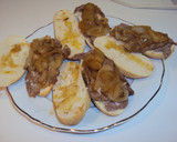 Foto del paso 9 de la receta: Montaditos de solomillo de ternera, manzana y cebolla confitada