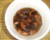Foto del paso 1 de la receta: Arroz con hongos secos y chips de berenjena