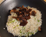 Foto del paso 4 de la receta: Arroz con hongos secos y chips de berenjena