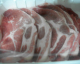Foto del paso 2 de la receta: Chuletas de cabeza de cerdo con verduras al horno